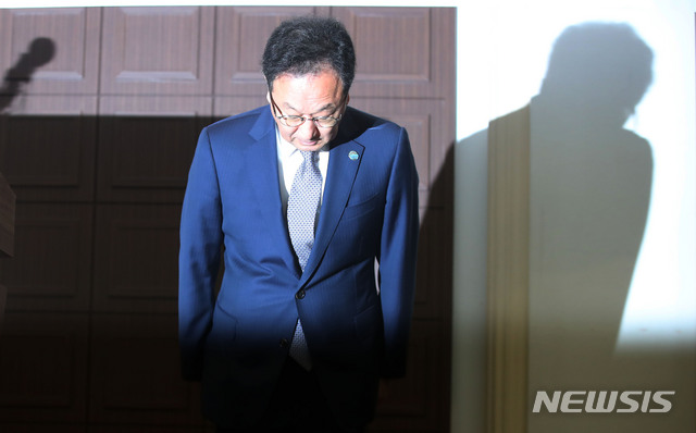 【서울=뉴시스】박미소 기자 = 이우석 코오롱생명과학 대표가 4일 오전 서울 중구 프레스센터에서 열린 '투약 환자 안전관리 종합 대책(안) 발표 기자회견'에 앞서 인보사 사태와 관련해 사과인사를 하고 있다.2019.07.04.&nbsp;&nbsp; misocamera@newsis.com