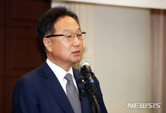 【서울=뉴시스】박미소 기자 = 이우석 코오롱생명과학 대표가 4일 오전 서울 중구 프레스센터에서 열린 '투약 환자 안전관리 종합 대책(안) 발표 기자회견'에 앞서 사과문을 발표하고 있다. 2019.07.04. misocamera@newsis.com