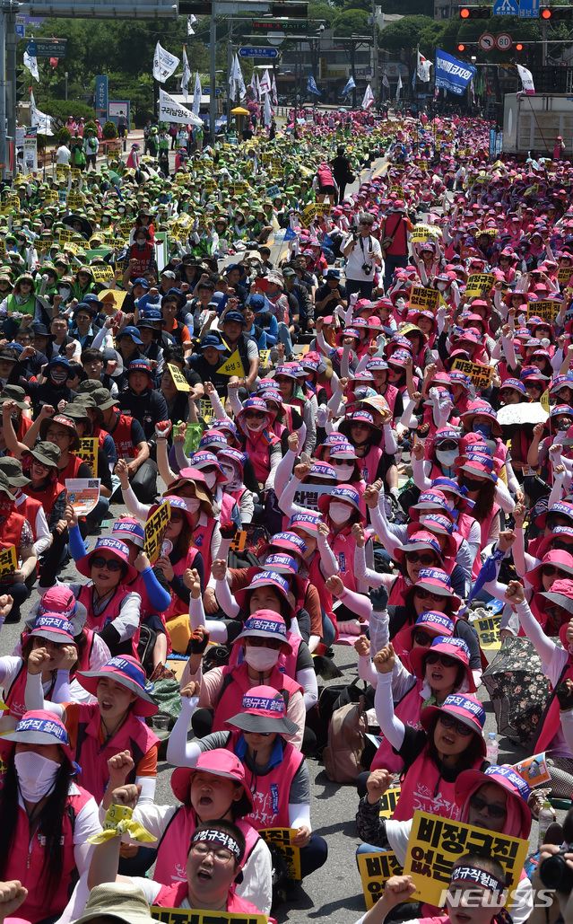 【수원=뉴시스】 김종택 기자 = 4일 오후 경기도 수원시 팔달구 화성행궁광장에서 열린 '공공부문 비정규직노동자 결의대회'참가자들이 비정규직철폐,처우개선 등을 촉구하며 구호를 외치고 있다. 2019.07.04.semail3778@naver.com