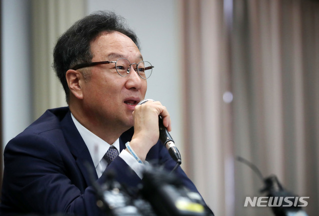 【서울=뉴시스】박미소 기자 = 이우석 코오롱생명과학 대표가 4일 오전 서울 중구 프레스센터에서 열린 '투약 환자 안전관리 종합 대책(안) 발표 기자회견'에서 기자의 질문에 답변하고 있다.2019.07.04. misocamera@newsis.com