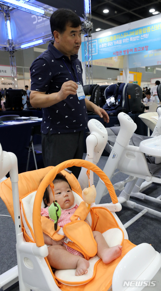[서울=뉴시스] 박주성 기자 = 지난 해 7월4일 오전 서울 양재동 aT센터에서 '제26회 서울 베이비 키즈 페어'가 열렸다. 2019.07.04. park7691@newsis.com 이 사진은 기사와 직접적인 관련 없음.