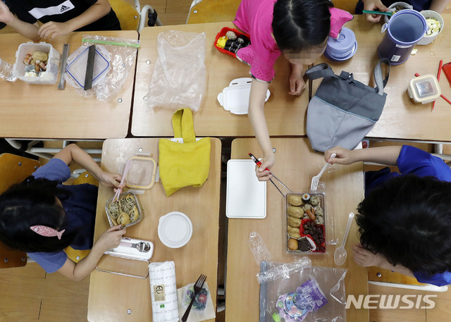 【서울=뉴시스】최동준 기자 = 학교 비정규직 노동자들의 파업 이틀째인 4일 서울 한 초등학교에서 학생들이 점심시간 도시락을 먹고 있다. 2019.07.04.&nbsp; photocdj@newsis.com
