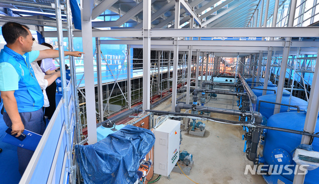 【광주=뉴시스】변재훈 기자 = 지난 4일 2019광주세계수영선수권대회 주경기장인 광주 광산구 남부대학교 시립국제수영장에서 조직위 관계자가 수구경기장 내 용수 정화 설비에 대해 취재진에 설명하고 있다. 2019.07.15. (사진=뉴시스DB) photo@newsis.com