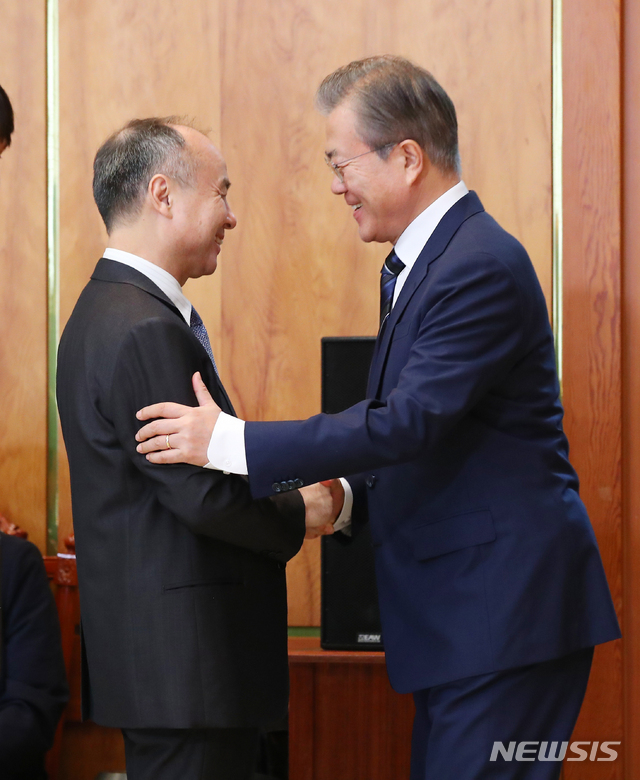 【서울=뉴시스】전신 기자 = 문재인 대통령이 4일 청와대 본관에서 손정의 일본 소프트뱅크 회장을 만나 악수하고 있다. 2019.07.04. photo1006@newsis.com