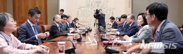 【서울=뉴시스】전신 기자 = 문재인 대통령이 4일 청와대 본관에서 손정의 일본 소프트뱅크 회장을 접견하고 있다. 2019.07.04.&nbsp; photo1006@newsis.com