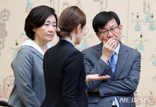 【서울=뉴시스】전신 기자 = 김상조 정책실장이 4일 청와대 본관에서 문재인 대통령과 손정의 일본 소프트뱅크 회장 접견 전 고민정 대변인과 대화하고 있다. 2019.07.04. photo1006@newsis.com