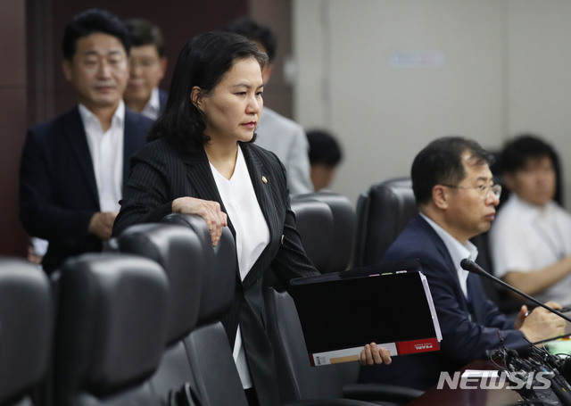 【서울=뉴시스】김진아 기자 = 유명희 산업통상자원부 통상교섭본부장이 4일 서울 종로구 한국무역보험공사에서 열린 일본의 수출통제 관련 관계기관 회의에 참석하고 있다. 2019.07.04. bluesoda@newsis.com