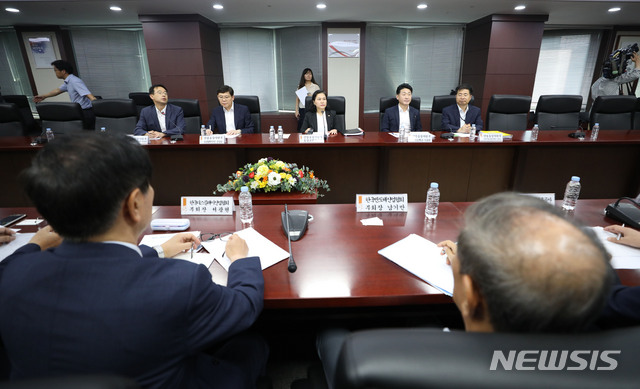 【서울=뉴시스】김진아 기자 = 유명희 산업통상자원부 통상교섭본부장이 4일 서울 종로구 한국무역보험공사에서 열린 일본의 수출통제 관련 관계기관 회의에서 모두발언을 하고 있다. 2019.07.04. bluesoda@newsis.com