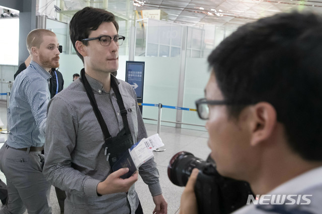 【베이징=AP/뉴시스】1주일 간 북한에 억류됐다가 석방된 호주 대학생 알렉 시글리가 4일 베이징 국제공항에 도착해 걸어나오고 있다. 시글리는 이날 "아주 좋다"고 말했지만 억류돼 있는 동안 무슨 일이 있었는지는 밝히지 않았다. 2019.7.4