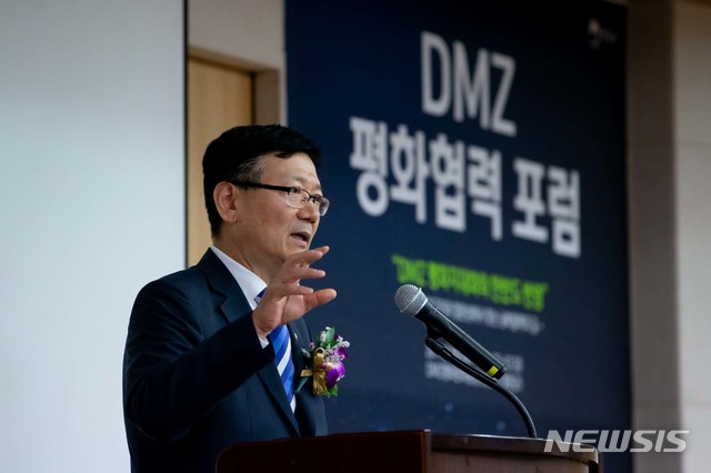 【서울=뉴시스】서호 통일부 차관이 4일 강원도 철원권 DMZ 평화문화광장에서 열린 'DMZ 평화협력포럼'에 참석해 개회사를 하고 있다. 2019.07.04. (사진=통일부 제공) photo@newsis.com