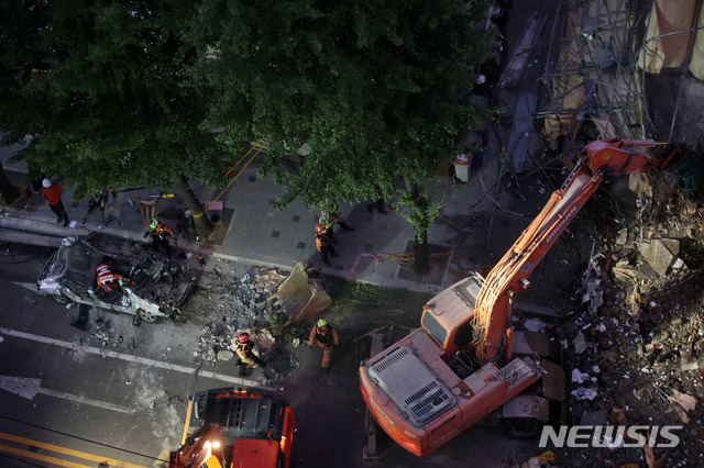 【서울=뉴시스】김선웅 기자 = 지난 4일 오후 서울 서초구 잠원동의 한 철거 중인 건물 외벽이 붕괴해 전신주가 무너지며 차량이 깔리는 사고가 발생했다. 이 사고로 3명이 부상을 입고 1명이 사망했다. 2019.07.04. mangusta@newsis.com