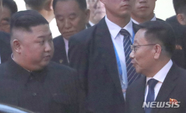 【서울=뉴시스】북미 비핵화 실무협상이 이달 중 재개될 것으로 예상되는 가운데 스티븐 비건 미국 국무부 대북정책특별대표의 카운터파트로 김명길 전 베트남 주재 북한대사가 거론된다. 사진은 지난 2월 26일 북미 정상회담을 위해 베트남을 방문한 김정은 북한 국무위원장이 베트남 하노이 주베트남 북한대사관 방문을 마치고 나오며 김명길(오른쪽) 전 베트남 주재 북한대사와 대화하고 있는 모습.2019.07.04. (사진=뉴시스DB) photo@newsis.com