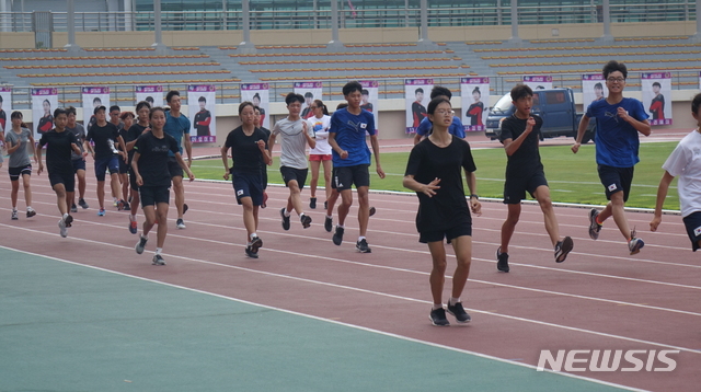【보은=뉴시스】이성기 기자 = 충북 보은군은 29일부터 다음 달 12일까지 우리나라 육상 꿈나무 대표선수 142명, 청소년 대표선수 38명, 국가대표선수 36명이 속리산면 일원과 보은공설운동장 등지에서 전지훈련을 한다고 29일 밝혔다. 사진은 지난해 육상 꿈나무들이 보은 스포츠파크에서 전지훈련을 하는 모습이다.(사진=뉴시스 DB) photo@newsis.com