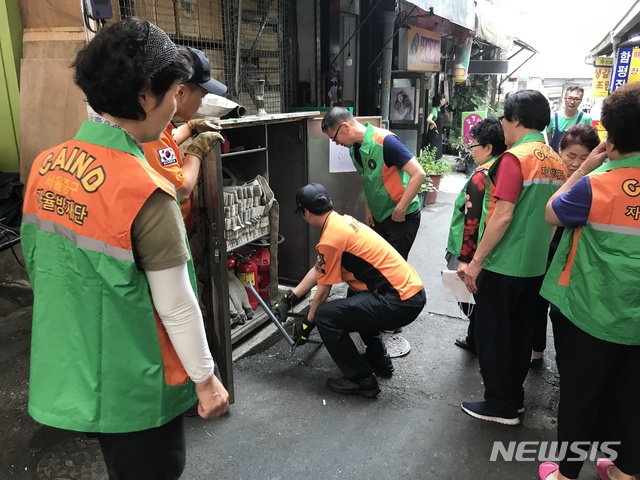 【서울=뉴시스】서울 중구는 지난 4일 중구구민회관 소강당에서 평화시장·동화상가·대림상가·자유상가 관리자와 상인 40여명을 대상으로 안전교육을 실시했다. 2019.07.05. (사진=중구 제공)