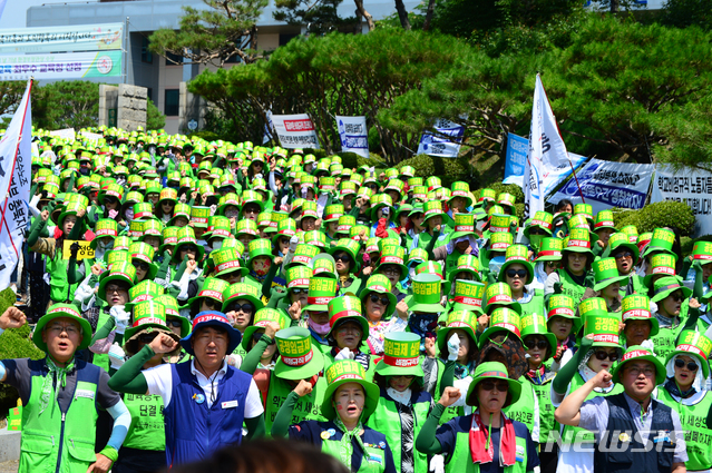 【청주=뉴시스】 인진연 기자 = 총파업 사흘째인 5일 오전 충북도교육청 앞에서 열린 충북학교 비정규직연대회의(학비연대) 총파업 결의대회에서 조합원들이 구호를 외치고 있다. 2019.07.05 inphoto@newsis.com 