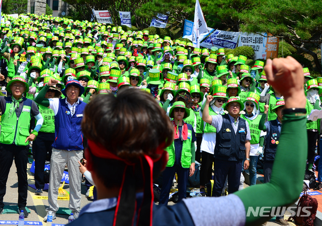 【청주=뉴시스】 인진연 기자 = 총파업 사흘째인 5일 오전 충북도교육청 앞에서 열린 충북학교 비정규직연대회의(학비연대) 총파업 결의대회에서 조합원들이 구호를 외치고 있다. 2019.07.05inphoto@newsis.com