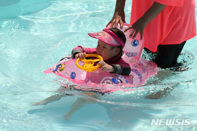 【춘천=뉴시스】한윤식 기자 = 올들어 첫 폭염경보가 발령된 가운데 강원 홍천 낮 최고기온이 36.5도까지 오른 5일 춘천시가 옛 캠프페이지에 조성된 ‘꿈자람 물정원’에서 어린이가 물놀이를 즐기며 더위를 식히고 있다. 2019.07.05. nssysh@newsis.com