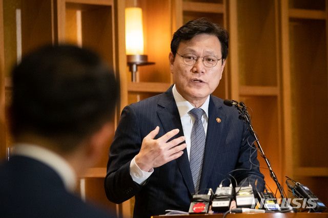 【서울=뉴시스】최종구 금융위원장이 지난 5일 서울 종로구 광화문 아펠가모에서 열린 기자간담회에서 그간 추진한 주요 금융정책 현황과 향후계획 등을 설명하고 있다. (사진= 금융위원회 제공) photo@newsis.com