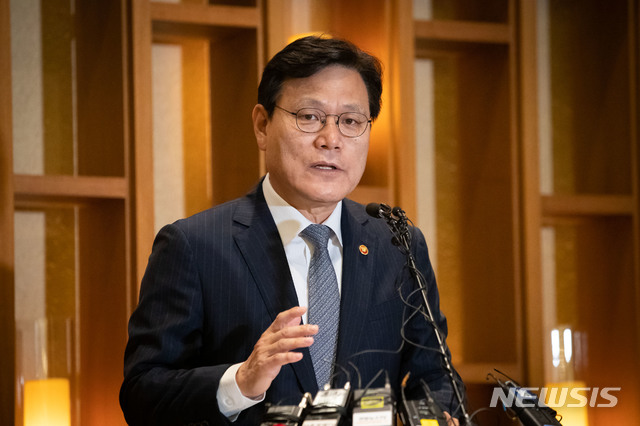 【서울=뉴시스】최종구 금융위원장이 지난 5일 서울 종로구 광화문 아펠가모에서 열린 기자간담회에서 그간 추진한 주요 금융정책 현황과 향후계획 등을 설명하고 있다. (사진= 금융위원회 제공)&nbsp; photo@newsis.com 