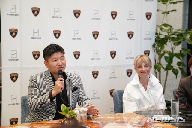 【서울=뉴시스】박상현 바디프랜드 대표와 카티아 바시(Katia Bassi) 람보르기니 최고 마케팅 책임자가 5일 서울 청담동 카페 드 바디프랜드 청담에서 공동마케팅을 알리는 기자회견을 갖고 질의에 답하고 있다. 2019.07.05 (사진=바디프랜드 제공)