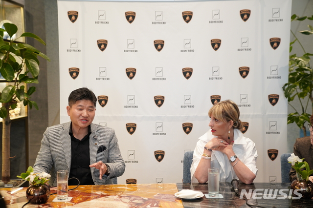 【서울=뉴시스】박상현 바디프랜드 대표와 카티아 바시(Katia Bassi) 람보르기니 최고 마케팅 책임자가 5일 서울 청담동 카페 드 바디프랜드 청담에서 공동마케팅을 알리는 기자회견을 갖고 질의에 답하고 있다. 2019.07.05 (사진=바디프랜드 제공)