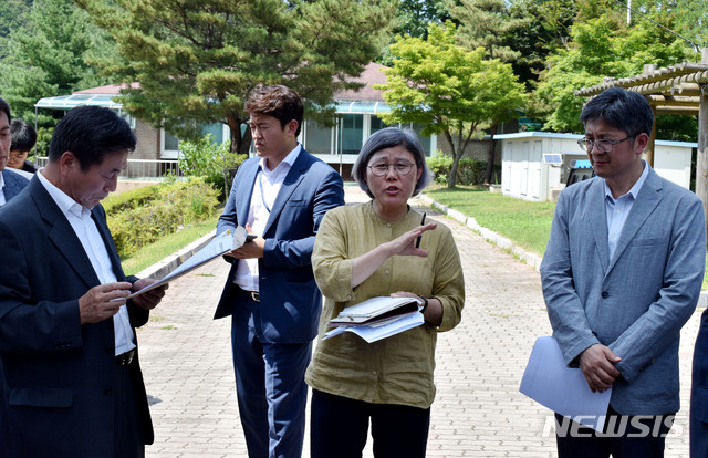 【청양=뉴시스】 우라늄이 검출된 청양 정수장을 점검하는 김명숙 충남도의원. (사진=충남도의회 제공)