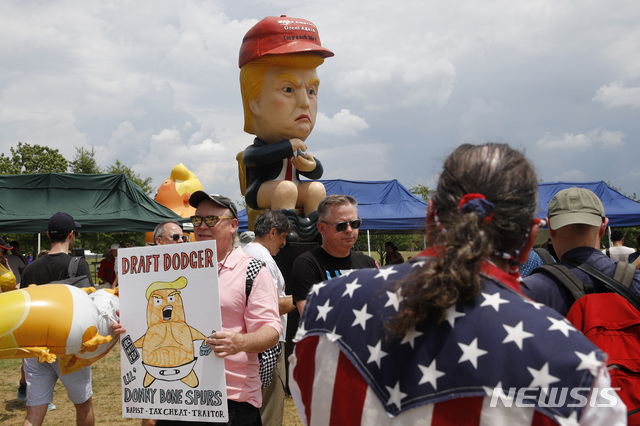 【워싱턴=AP/뉴시스】미국 독립기념행사가 열린 4일(현지시간) 워싱턴 내셔널몰에 등장한 '덤핑 트럼프(Dumping Trump)' 설치물. 2019.07.05.