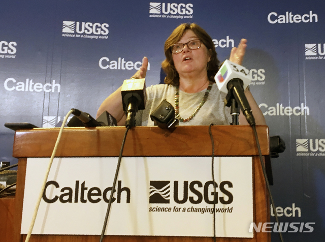 【패서디나(미캘리포니아주)=AP/뉴시스】 미 캘리포니아대학 지진연구소의 루시존스 연구원이 미국 지질연구소와 공동으로 4일(현지시간) 캘리포니아 남부의 규모 6.4 지진에 대해 설명하고 있다. 이번 지진은 LA를 비롯한 이웃 네바다주 일부에서도 강력하게 감지되었다.&nbsp; 