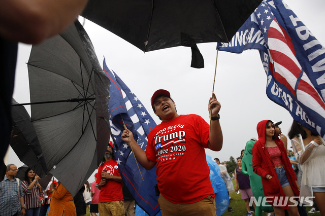 【워싱턴=AP/뉴시스】미국 독립기념행사가 열린 4일(현지시간) 워싱턴 내셔널몰에서 도널드 트럼프 대통령 지지자가 깃발을 들고 있다. 2019.07.05.