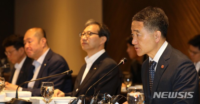 【서울=뉴시스】 고범준 기자 = 박능후 보건복지부 장관이 5일 오전 서울 중구 더 플라자호텔에서 열린 2019년도 제6차 국민연금기금운용위원회에서 모두발언을 하고 있다. 2019.07.05. bjko@newsis.com