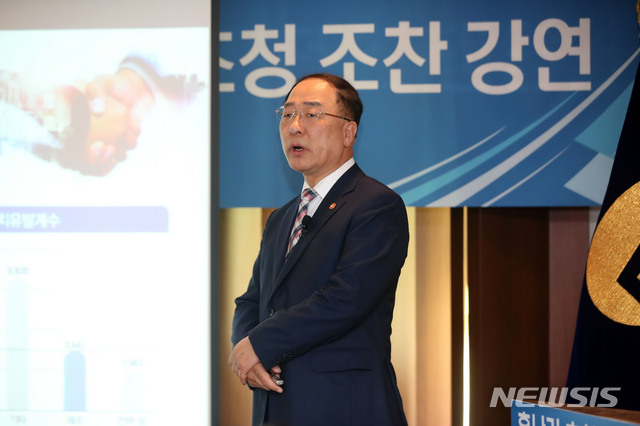 【서울=뉴시스】김선웅 기자 = 홍남기 경제부총리 겸 기획재정부 장관이 5일 오전 서울 중구 프레스센터에서 서비스산업총연합회의 초청으로 서비스업 혁신 전략 기반으로 한 서비스업 경쟁력 제고 방법을 강연하고 있다. 2019.07.05. mangusta@newsis.com