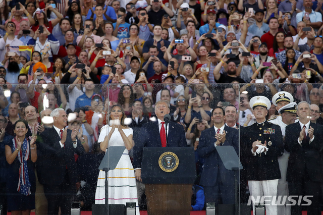 【워싱턴=AP/뉴시스】도널드 트럼프 미국 대통령이 4일(현지시간) 워싱턴 내셔널몰 링컨기념관 앞에서 243번째 독립기념일을 맞아 연설을 하고 있다. 2019.07.05.