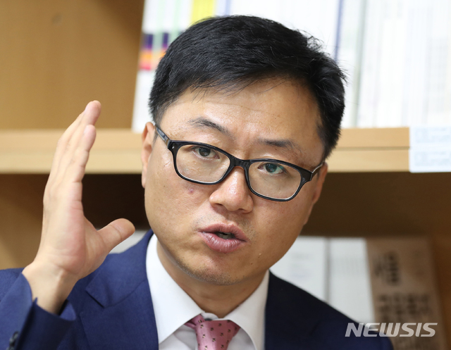 【서울=뉴시스】 전진환 기자 = 박정만 서울시복지재단 서울금융복지상담센터장이 8일 서울 마포구 서울복지타운에 위치한 사무실에서 인터뷰하고 있다. 2019.07.08. amin2@newsis.com