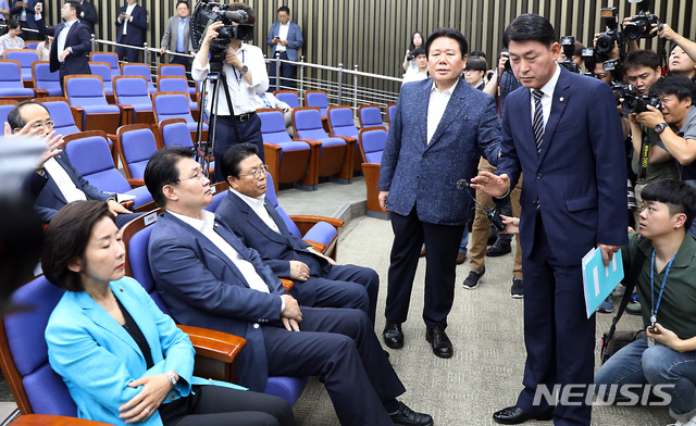 【서울=뉴시스】이종철 기자 = 5일 서울 여의도 국회에서 열린 자유한국당 당 국회예결특별위원장 후보자 선출 의원총회에서 황영철 의원이 공개, 비공개를 두고 불만을 말하고 있다. 2019.07.05 jc4321@newsis.com