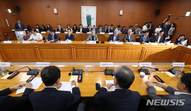 【서울=뉴시스】이영환 기자 = 강경화 외교부 장관이 5일 오전 서울 종로구 외교부 청사에서 열린 제1차 외교전략조정회의에 참석해 모두발언을 하고 있다. 2019.07.05.&nbsp; photo@newsis.com