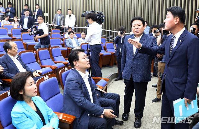 【서울=뉴시스】이종철 기자 = 5일 서울 여의도 국회에서 열린 자유한국당 당 국회예결특별위원장 후보자 선출 의원총회에서 황영철 의원이 공개, 비공개를 두고 불만을 말하고 있다. 2019.07.05.&nbsp; jc4321@newsis.com 