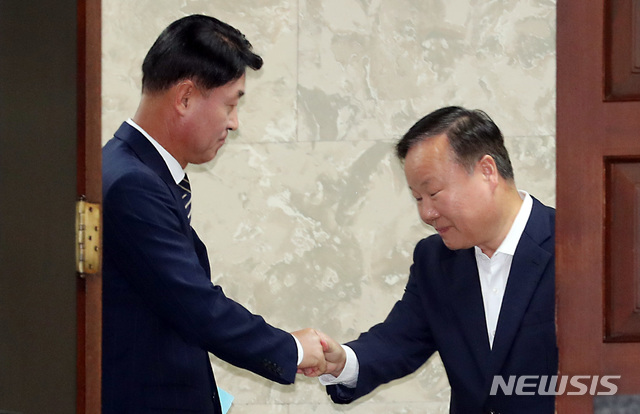 【서울=뉴시스】이종철 기자 = 5일 서울 여의도 국회에서 열린 자유한국당 당 국회예결특별위원장 후보자 선출 의원총회에서 황영철 의원과 김재원 의원이 심각한 표정으로 악수하고 있다. 2019.07.05.&nbsp; jc4321@newsis.com 