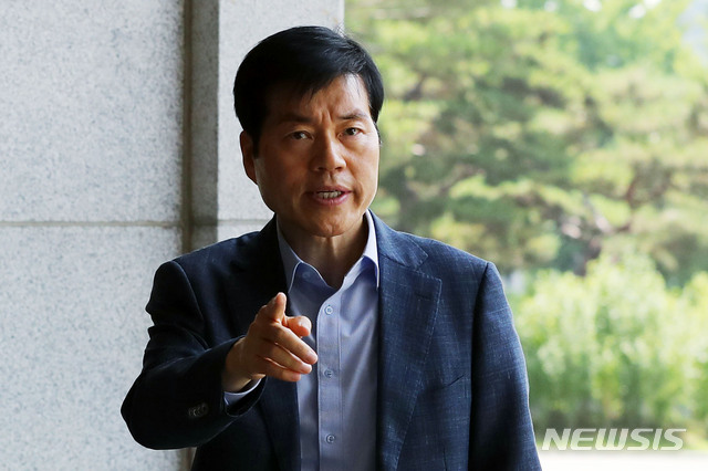 【서울=뉴시스】홍효식 기자 = 4조5000억원대 분식회계 의혹을 받고 있는 김태한 삼성바이오로직스 대표가 5일 오전 서울 서초구 서울중앙지검에 피의자 신분으로 출석하고 있다. 2019.07.05.  yesphoto@newsis.com