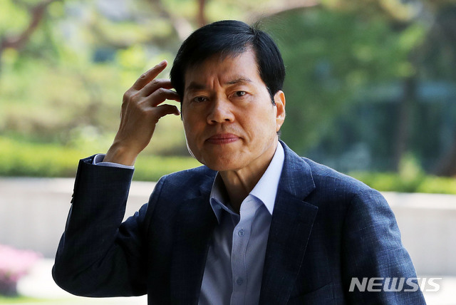 【서울=뉴시스】홍효식 기자 = 김태한 삼성바이오로직스 대표가 지난 5일 오전 서울 서초구 서울중앙지검에 피의자 신분으로 출석하고 있다. 2019.07.05. yesphoto@newsis.com