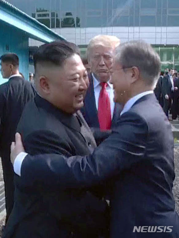 【서울=뉴시스】김정은 국무위원장이 지난달 30일 경기도 파주 판문점에서 도널드 트럼프 미국 대통령과 회담했다고 조선중앙TV가 1일 보도했다. 사진은 문재인 대통령과 김정은 국무위원장이 포옹하고 있다. 2019.07.06. (사진=조선중앙TV 캡쳐)&nbsp; photo@newsis.com 