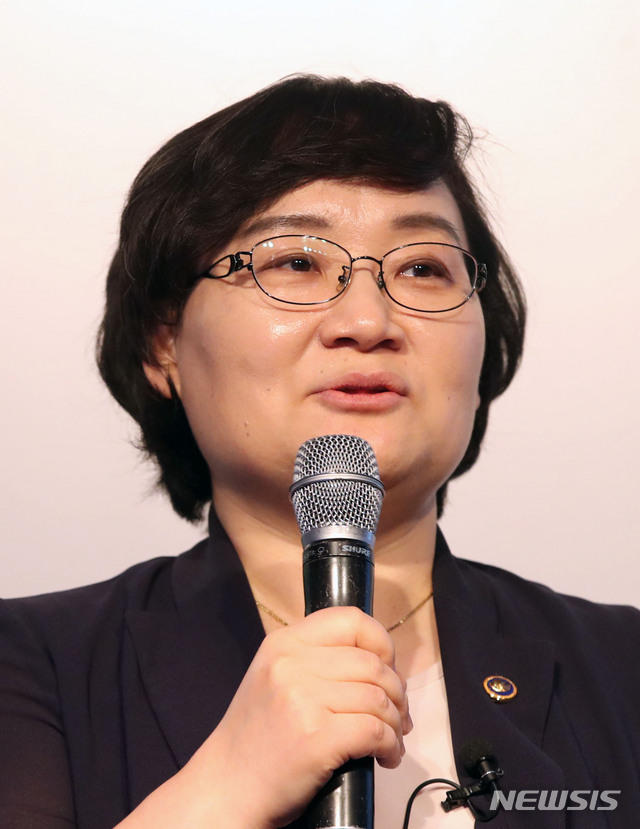 【서울=뉴시스】박미소 기자 = 문미옥 과학기술정보통신부 제1차관이 5일 오후 서울 강남구 코엑스 인터컨티넨탈호텔에서 열린 '과학기술정책 대토론회'에서 '문재인 정부, 과학기술 주요성과 및 발전전략'을 주제로 기조연설을 하고 있다. 2019.07.05. misocamera@newsis.com