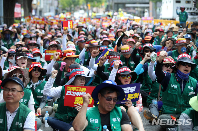 【서울=뉴시스】김선웅 기자 = 민주일반연맹 전국민주연합노동조합이 5일 오후 서울 종로구 효자치안센터 앞에서 집회를 열고 비정규직 철폐, 직무급제 폐지, 민간위탁 철폐 등을 촉구하고 있다. 2019.07.05.&nbsp; mangusta@newsis.com