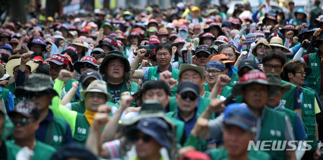 【서울=뉴시스】김선웅 기자 = 민주일반연맹 전국민주연합노동조합이 5일 오후 서울 종로구 효자치안센터 앞에서 집회를 열고 비정규직 철폐, 직무급제 폐지, 민간위탁 철폐 등을 촉구하고 있다. 2019.07.05.&nbsp; mangusta@newsis.com