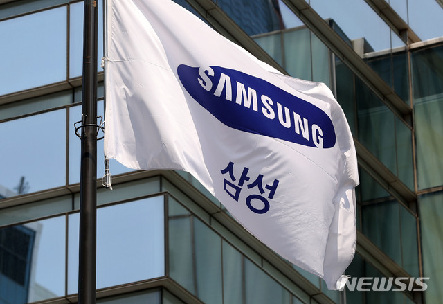 【서울=뉴시스】홍효식 기자 = 5일 삼성전자가 연결기준 매출 56조원, 영업이익 6조5000억원의 2019년 2분기 잠정 실적을 발표했다. 영업이익은 전분기(6조2300억원) 대비 4.33% 증가했지만 전년(14조8700억원) 대비 56.29% 감소했다. 매출은 전분기(52조3900억원) 대비 6.89% 증가했지만 전년(58조4800억원) 대비 4.24% 줄었다. 사진은 5일 오후 서울 서초구 삼성전자 서초사옥 앞 게양대에 삼성 깃발이 펄럭이고 있다. 2019.07.05.&nbsp; yesphoto@newsis.com