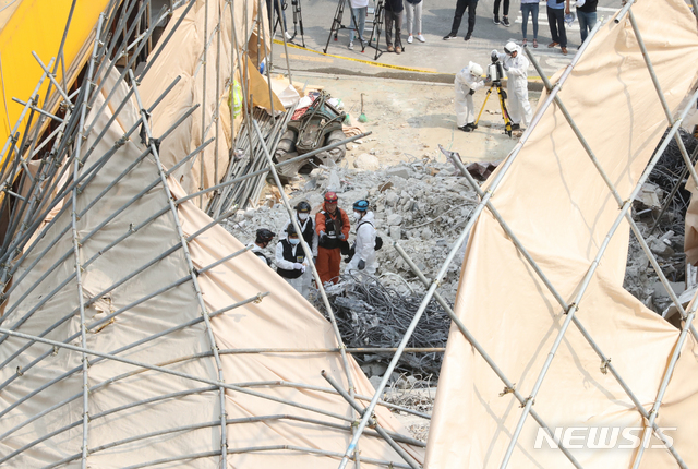 【서울=뉴시스】 전진환 기자 = 지난 5일 오후 서울 서초구 잠원동의 건물 붕괴 사고 현장에서 경찰, 소방 등 관계기관이 현장 감식을 진행하고 있다.&nbsp; 지난 4일 지상 5층ㆍ지하 1층 규모의 건물이 철거 작업 중 붕괴돼 1명이 사망하고 3명이 부상하는 사고가 발생했다. 2019.07.05. amin2@newsis.com