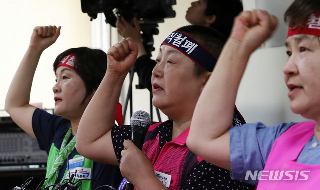 【서울=뉴시스】홍효식 기자 = 5일 오후 서울 중구 민주노총에서 전국학교비정규직연대회의가 주최해 열린 교육당국과의 교섭 및 향후 투쟁계획 발표 기자회견에서 관계자들이 구호를 외치고 있다. 오른쪽부터 전국여성노조 나지현 위원장, 전국학교비정규직노조 박금자 위원장, 전국교육공무직본부 안명자 본부장. 2019.07.05.&nbsp; yesphoto@newsis.com