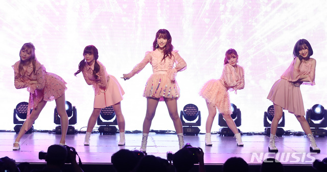 【서울=뉴시스】이영환 기자 = 5일 오후 서울 마포구 상암동 제일라아트홀에서 열린 허니팝콘(Honey Popcorn) 두 번째 앨범 '디에세오스타(De-aeseohsta)' 쇼케이스에서 나코(왼쪽부터), 모코, 유아, 루카, 사라가 타이틀곡 디에세오스타를 선보이고 있다.&nbsp; 2019.07.05.&nbsp; 20hwan@newsis.com