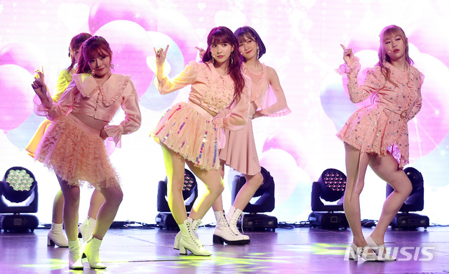 【서울=뉴시스】이영환 기자 = 5일 오후 서울 마포구 상암동 제일라아트홀에서 열린 허니팝콘(Honey Popcorn) 두 번째 앨범 '디에세오스타(De-aeseohsta)' 쇼케이스에서 유아 등 멤버들이 타이틀곡 디에세오스타를 선보이고 있다. 2019.07.05.&nbsp; 20hwan@newsis.com