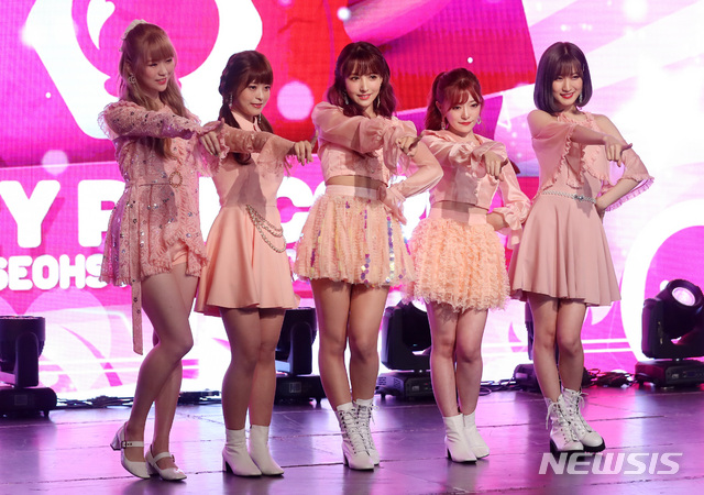 【서울=뉴시스】이영환 기자 = 5일 오후 서울 마포구 상암동 제일라아트홀에서 열린 허니팝콘(Honey Popcorn) 두 번째 앨범 '디에세오스타(De-aeseohsta)' 쇼케이스에서 나코(왼쪽부터), 모코, 유아, 루카, 사라가 포즈를 취하고 있다. 2019.07.05.&nbsp; 20hwan@newsis.com