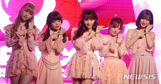 【서울=뉴시스】이영환 기자 = 5일 오후 서울 마포구 상암동 제일라아트홀에서 열린 허니팝콘(Honey Popcorn) 두 번째 앨범 '디에세오스타(De-aeseohsta)' 쇼케이스에서 나코(왼쪽부터), 모코, 유아, 루카, 사라가 포즈를 취하고 있다. 2019.07.05.&nbsp; 20hwan@newsis.com